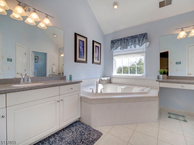 POETS PEAK - Residential