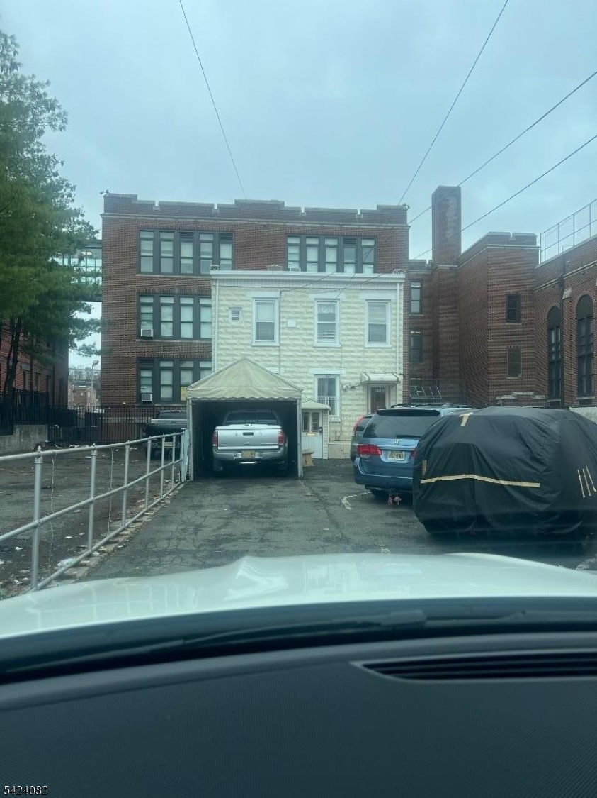 SINGLE FAMILY OFFERING LIV RM, DINNING RM, 4 BEDS 2.5 BATHS, CAN BE USE AS A MOTHER-DAUGHTER HOME. SALE INCLUDE A SEPARETE LOT WHICH IS 25X101 BLOCK 4608 LOT 20.