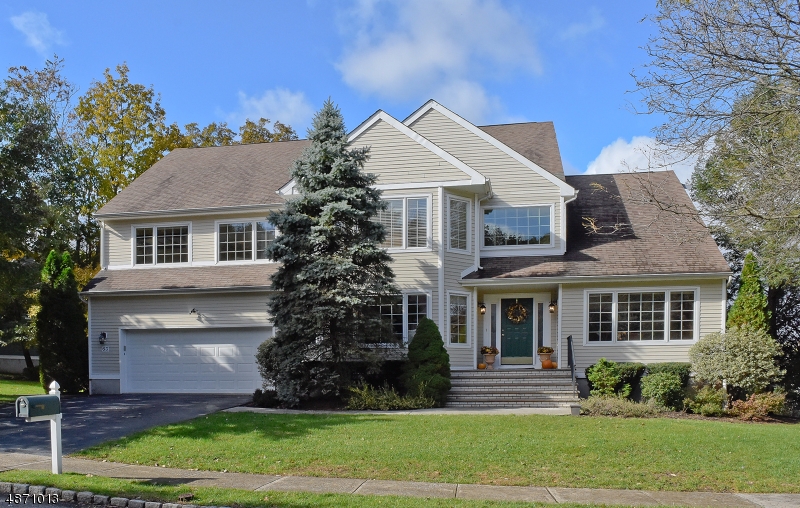 Luxury Priced to Sell! Spacious Colonial in sought after Changebridge at Montville-Beautiful 5 bdrm 3.1 baths shows Pride of Ownership w/orig owners! 2 story foyer-cathedral ceilings-kit w/breakfast bar separate dining area-granite & stainless-sliders to deck-office/bedroom on main level-generous size bedrooms-master w/sitting area-custom closets-gas fireplace w/soaring ceiling in living room - spacious lower level welcomes indoor play w/full bath-exercise room & plenty of storage - 2 car garage-let the association take care of the outside while you enjoy the Country Club Living w/pool,tennis,clubhouse,swings - association pays for the outside water sprinklers-lawn-snow removal-garbage - conveniently located - minutes to route 287-46-10-New York City- Montville Train-Shopping-Restaurants  - Its All Here!
