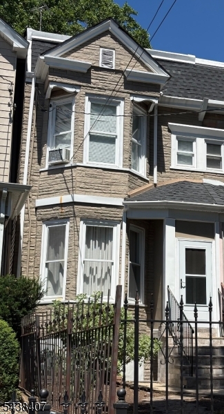 Duplex Property with 3 Bedrooms, Finish Basement and Small Bonus room in 2nd Floor. Parking Space available  in the rear of the property