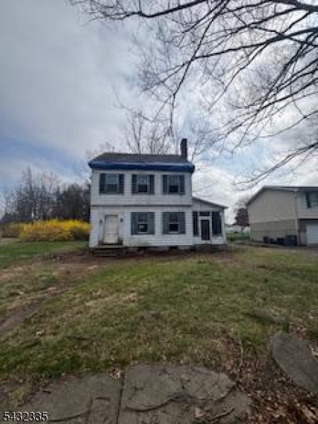 Excellent investment opportunity on a quiet residential street! This property features a spacious backyard and endless potential for renovation, expansion, or customization. A great opportunity for investors or buyers looking to add their personal touch and create long-term value.