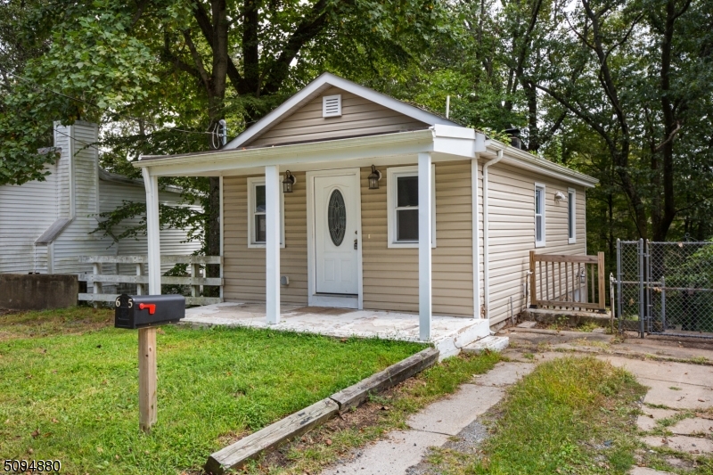 FULLY RENOVATED IN 2016 THIS 2 BEDROOM 1 BATH HOME IS IN A GREAT LOCATION CLOSE TO LAKE HOPATCONG FOR BOATING, FISHING, RESTAURANTS AND ROUTE 80 FOR AN EASY COMMUTE. UPDATES INCLUDE NEW ROOF, SIDING, WINDOWS, FLOORING, CABINETS AND APPLIANCES. TOTALLY TURN KEY AND MOVE IN READY. HOME FEATURES A LARGE DECK FOR PLENTY OF ENTERTAINING.