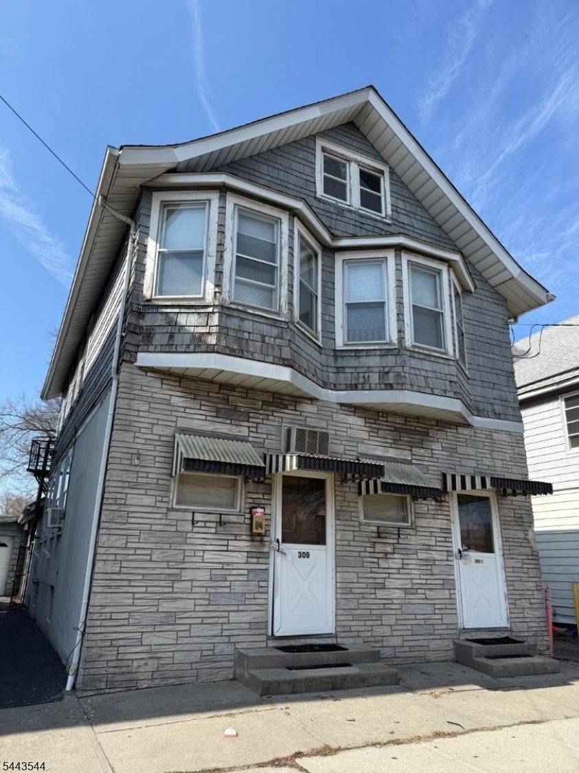 Wow! IFantastic investment property.  Make one unit your own and rent the other.  A must see! Lots of space.