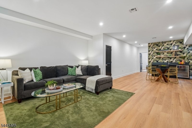 BROADLAWN - Residential