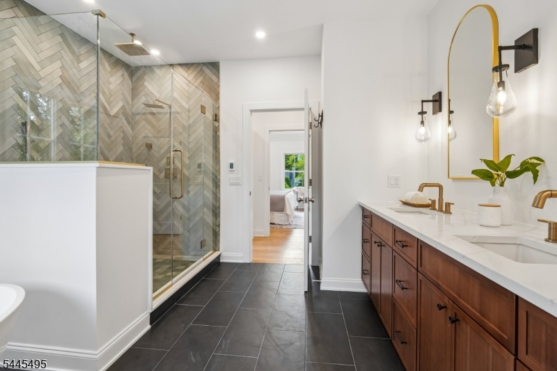 BROADLAWN - Residential