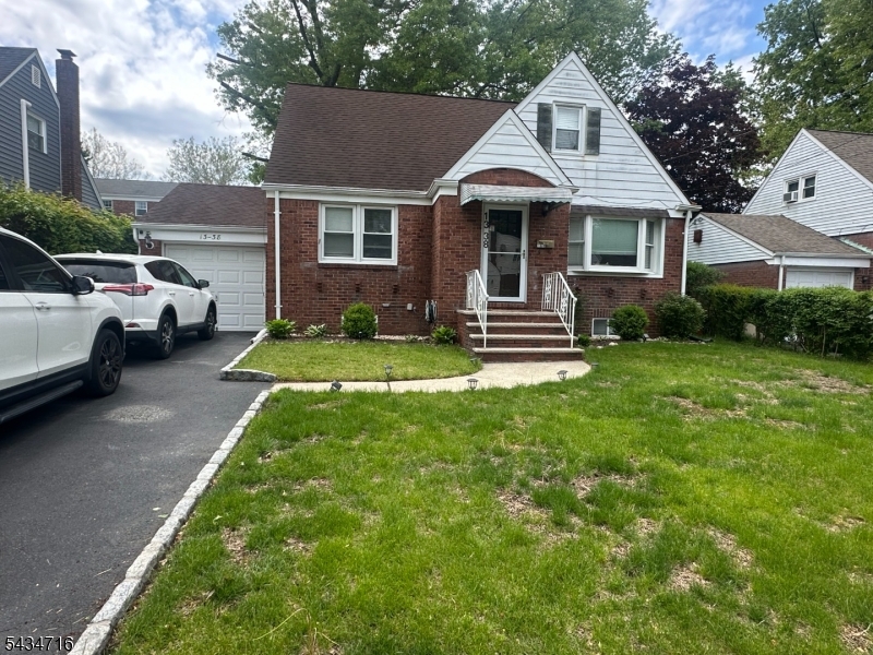 LOVELY CAPE WITH 5 BEDROOMS AND 3 BATHS.