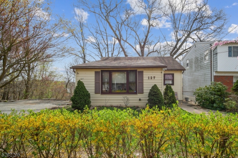 Don't miss this chance to grab this 3 bedroom home in this desirable neighborhood. Convenient for shopping and close to major highways. Perfect opportunity to make this home your own.