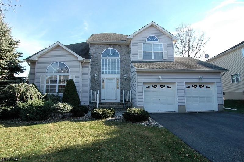 NEW PRICE! CWELCOME HOME! LOVELY COLONIAL W OPEN FLOOR PLAN SITUATED ON A LEVEL LOT WITH TREE LINED YARD HAS FINISHED BASEMENT,TWO STORY FOYER ENTRANCE, FOUR SPACIOUS BEDROOMS, FORMAL LIVING & DINING ROOM WITH WOOD FLOORS, KITCHEN WITH SEPARATE DINING AREA LEADS TO PATIO/YARD & FAMILY ROOM WITH GAS FIREPLACE. MASTER SUITE HAS FULL BATH W DUAL VANITY, SOAKING TUB & SHOWER AND HUGE WALK IN CLOSET. PUBLIC UTILITIES & CONVENIENTLY LOCATED MINS TO ROUTES 80, 206, 46 & 10. GREAT VALUE!