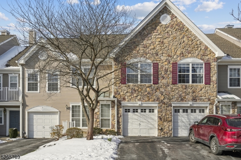 Welcome to this spacious interior townhouse located in Hamilton Crest. This 3 bedroom, 2.1 bath unit offers the perfect combination of spacious living and worry free convenience of community living.